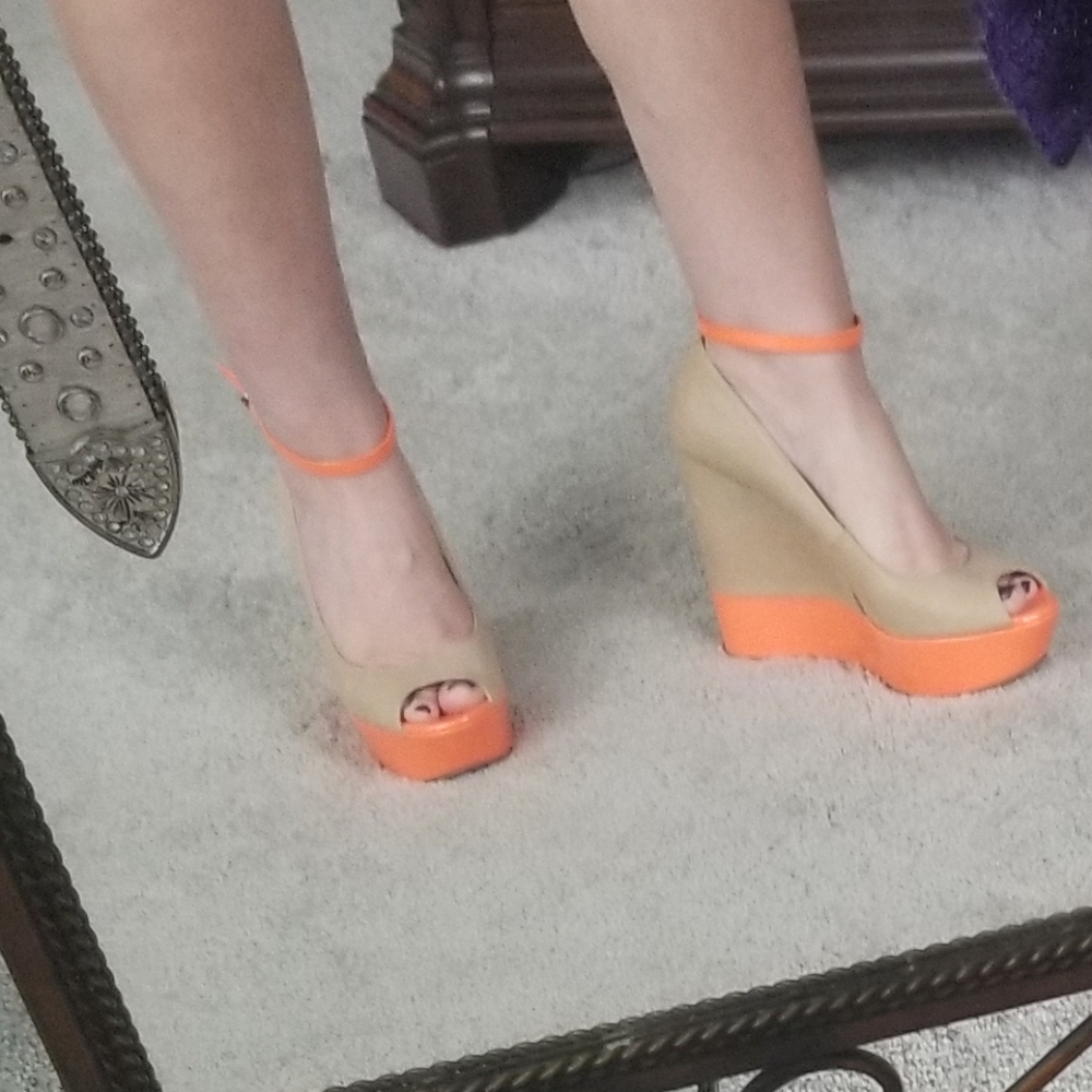 Jessica Simpson wedges 10